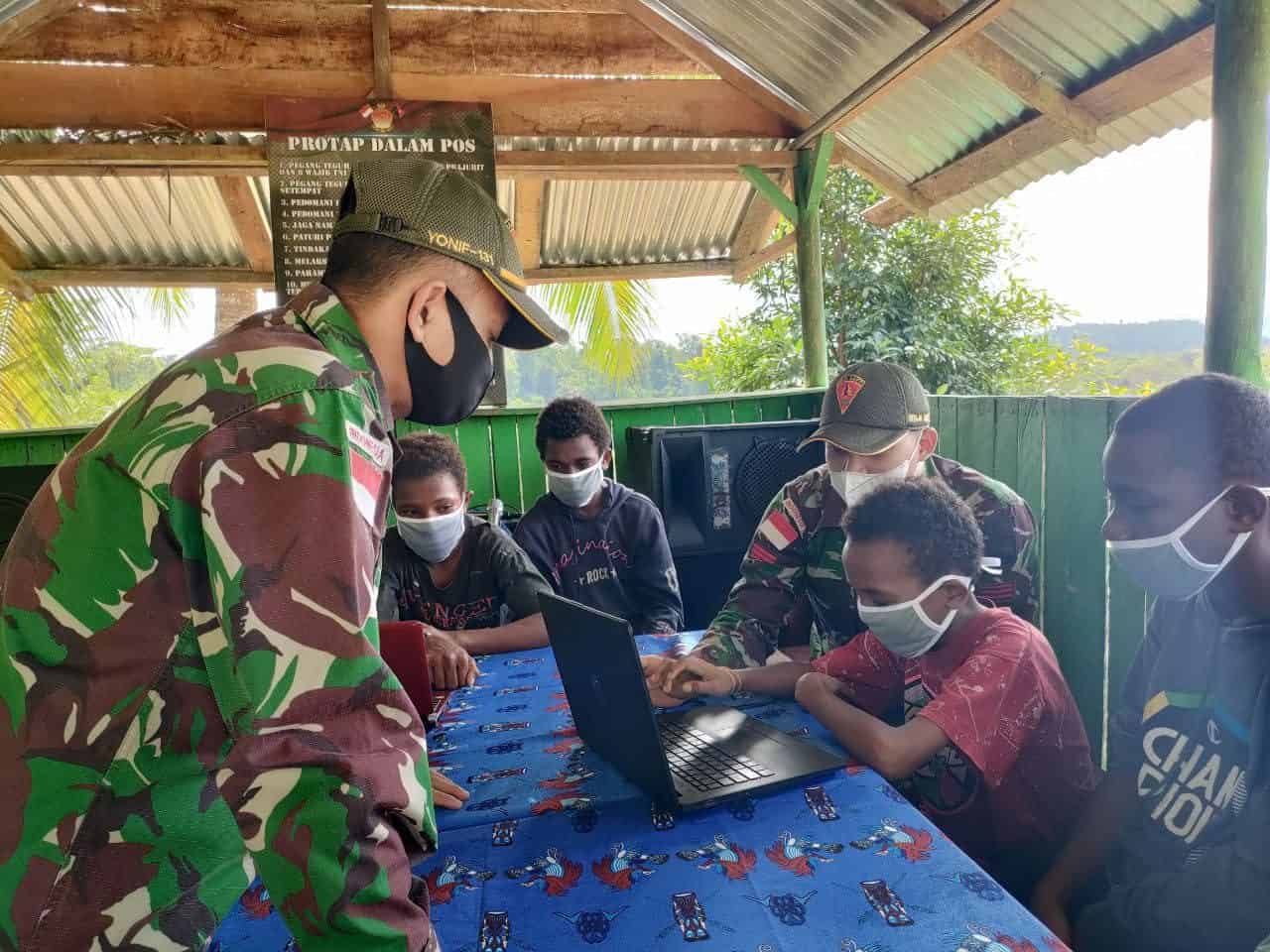 Tingkatkan Pengetahuan Anak Perbatasan, TNI Ajarkan Pengetahuan Komputer di Papua