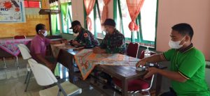 Anggota Satgas 144/JY Bantu Puskesmas Badau Gelar Vaksin Kedua di Batas Negeri