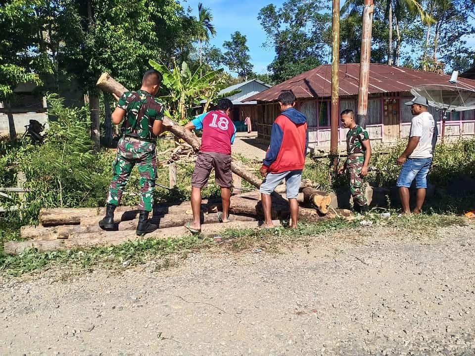 Jumat Bersih, Personel Satgas Pamtas Yonif 742/SWY Bantu Warga Bangun Rumah Adat