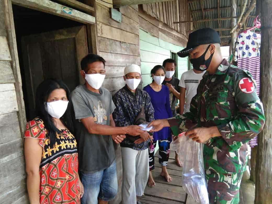 Sosialisasikan Prokes dan Pembagian Masker Satgas Yonif 144/JY di Perbatasan