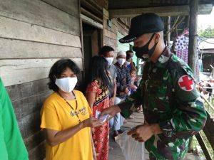 Sosialisasikan Prokes dan Pembagian Masker Satgas Yonif 144/JY di Perbatasan