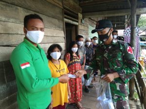 Sosialisasikan Prokes dan Pembagian Masker Satgas Yonif 144/JY di Perbatasan