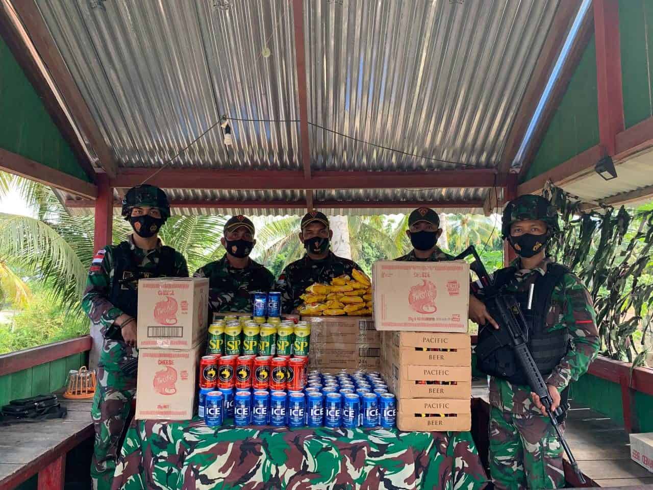 TNI Satgas Pamtas Yonif 131/Brs Gagalkan Penyeludupan Ratusan Beer Kaleng Ilegal Dari PNG ke Papua