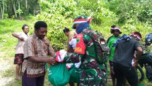 Jelang Perayaaan HUT RI ke 76, Kodam XVIII/Kasuari Beri Bingkisan Sembako ke Kampung-Kampung Terisolir.