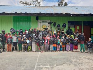 Wujud Rasa Syukur, Satgas Yonif 751/VJS Berikan Bantuan Perlengkapan Sekolah di Pegunungan Tengah