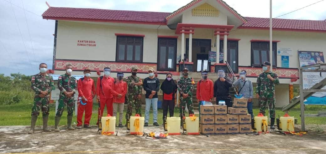 Cegah Penularan Covid – 19, Satgas Yonif 144/JY Lakukan Penyemprotan Disinfektan dan Bagikan Masker