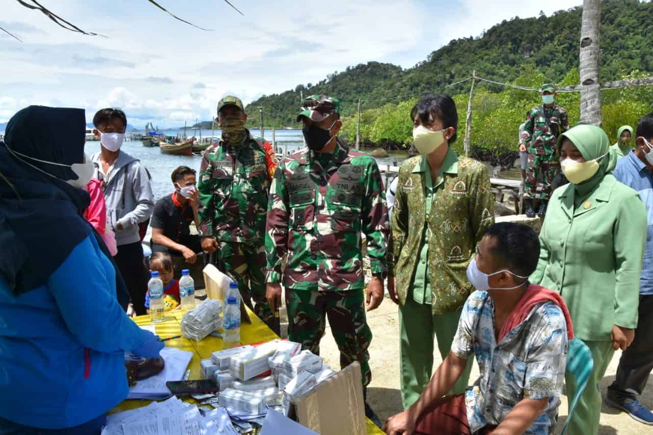 Tinjau Vaksinasi di Pulau Terpencil, Danrem 023/KS Bantu Sembako dan Perlengkapan Sekolah