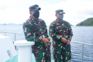 Tinjau Vaksinasi di Pulau Terpencil, Danrem 023/KS Bantu Sembako dan Perlengkapan Sekolah