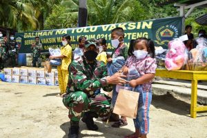 Tinjau Vaksinasi di Pulau Terpencil, Danrem 023/KS Bantu Sembako dan Perlengkapan Sekolah