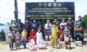 Tinjau Vaksinasi di Pulau Terpencil, Danrem 023/KS Bantu Sembako dan Perlengkapan Sekolah