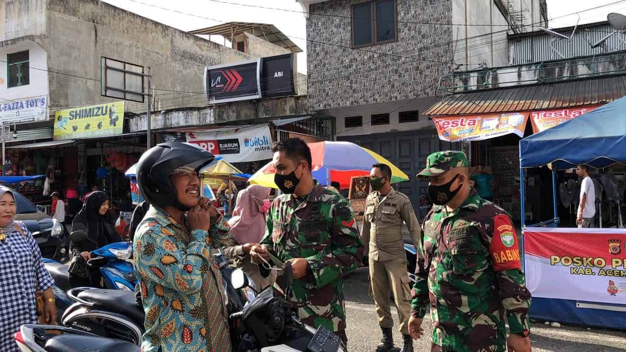 Sosialisasikan Disiplin Prokes, TNI Polri dan Petugas Gabungan di Abdya Kembali Bagi Masker Gratis di Pasar