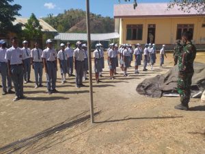 Jelang HUT ke-76 RI, Satgas Pamtas RI-RDTL Yonarmed 6/3 Kostrad Latih Tim Paskibraka Kecamatan Naibenu, NTT