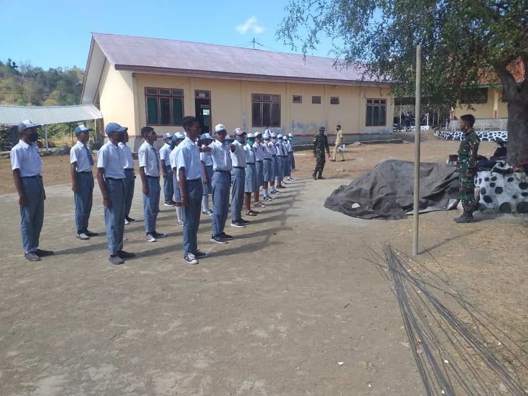 Jelang HUT ke-76 RI, Satgas Pamtas RI-RDTL Yonarmed 6/3 Kostrad Latih Tim Paskibraka Kecamatan Naibenu, NTT