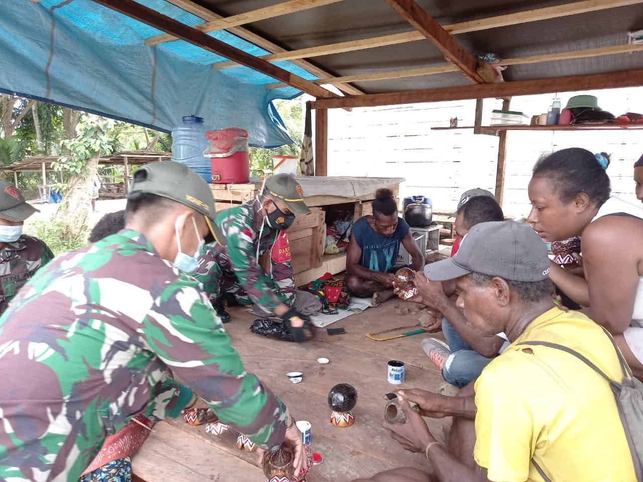 Manfaatkan Potensi Alam, TNI Ajarkan Pembuatan Batok Kelapa Jadi Celengan Hias di Kampung Mosso Papua