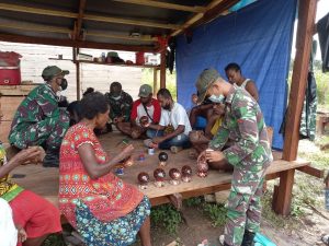 Manfaatkan Potensi Alam, TNI Ajarkan Pembuatan Batok Kelapa Jadi Celengan Hias di Kampung Mosso Papua