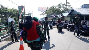 Pelda Indra Mukri, Babinsa Kodim 0314/Inhil Gendong Warga Disabilitas Vaksinasi Covid -19