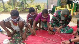 Munculkan Kreativitas Anak, Personel TNI Ajarkan Buat Layang-layang Kepada Anak-anak Papua