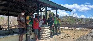 Satgas Pamtas Yonarmed 6/3 Kostrad Rehab Posyandu Oelbinose di Perbatasan Timor Leste