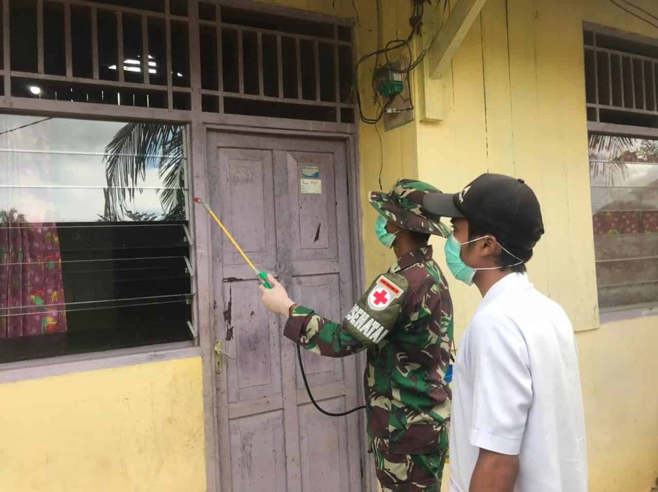 Bantu Pemerintah Cegah Penyebaran Covid-19 di Wilayah Perbatasan, Satgas Yonif 512/QY Semprot Disinfektan