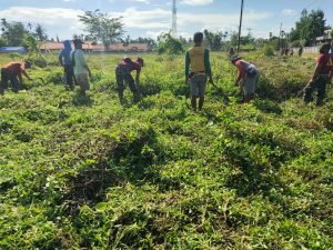 Sambut HUT RI Ke 76, TNI Karya Bakti Bersama Masyarakat di Kampung Koya Barat Papua