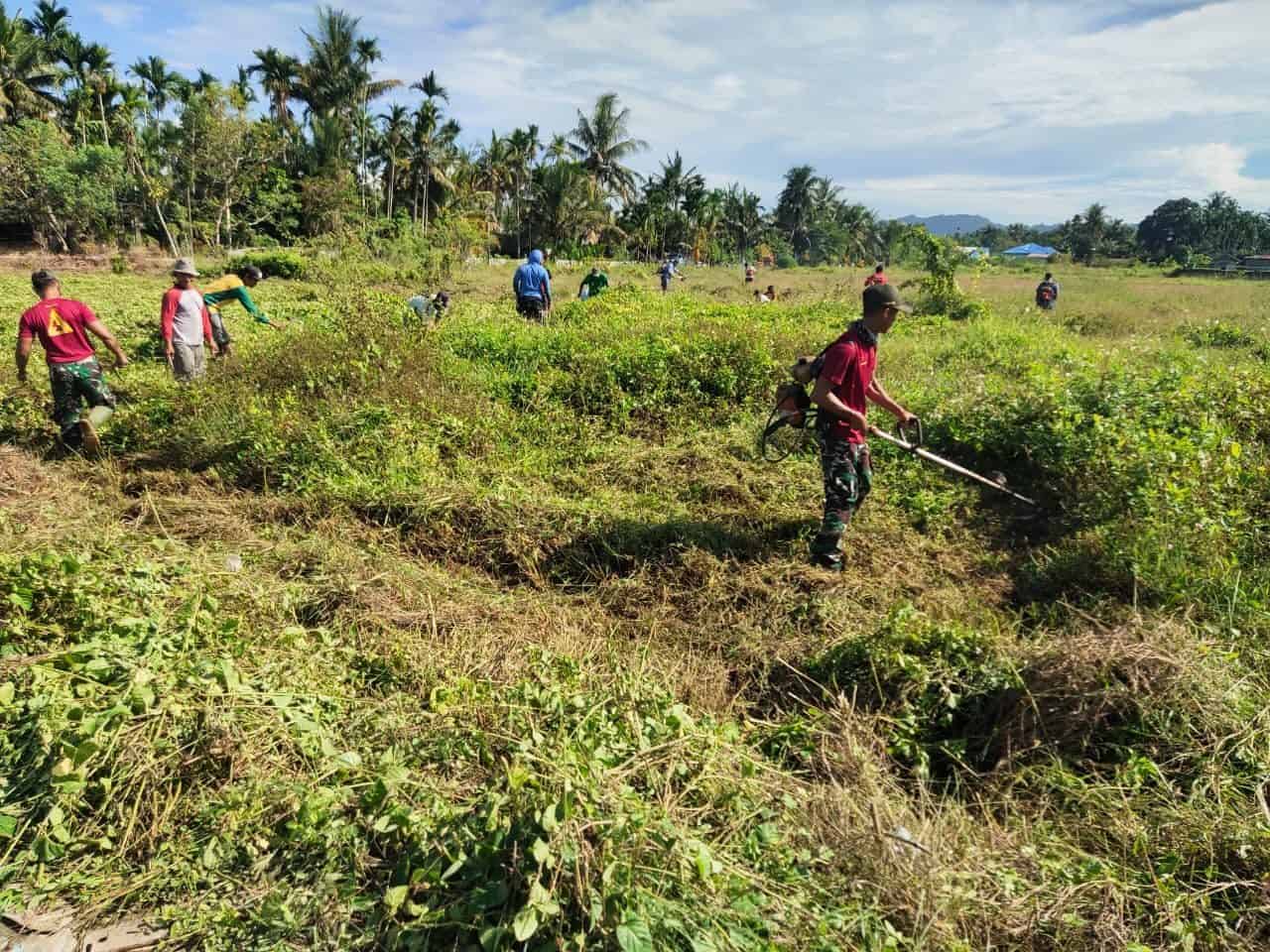 Sambut HUT RI Ke 76, TNI Karya Bakti Bersama Masyarakat di Kampung Koya Barat Papua