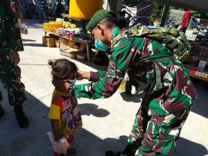 Upaya Disiplinkan Prokes, Satgas Pamtas Yonarmed 6/3 Kostrad Bagikan Masker Gratis di Perbatasan