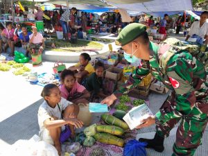 Upaya Disiplinkan Prokes, Satgas Pamtas Yonarmed 6/3 Kostrad Bagikan Masker Gratis di Perbatasan