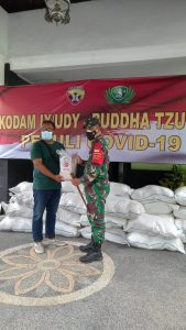 Kodim Badung Kembali Distribusikan 250 Paket Sembako Warga Terdampak Covid- 19