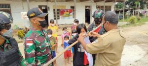 Sambut HUT RI, Satgas Yonif 144/JY Bersama Warga Pasang Bendera di Depan Rumah Panjang