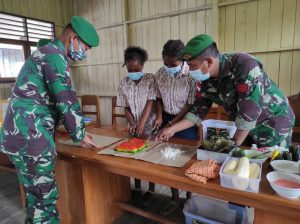 Satgas Pamtas Yonif 403/WP Ajarkan Para Mama Praktek Membuat “Makanan Olahan Tradisional” di Perbatasan RI-PNG