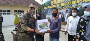 Usai Rebut Sasaran, Prajurit TNI AD dan US Army Bagikan Sembako di Dusun Talang Sipin