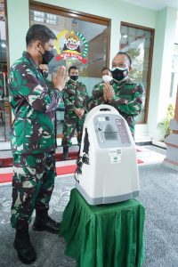 Kebutuhan Oksigen Meningkat, Danrem 163 Wira Satya Serahkan 10 Unit Oxygen Concentrator