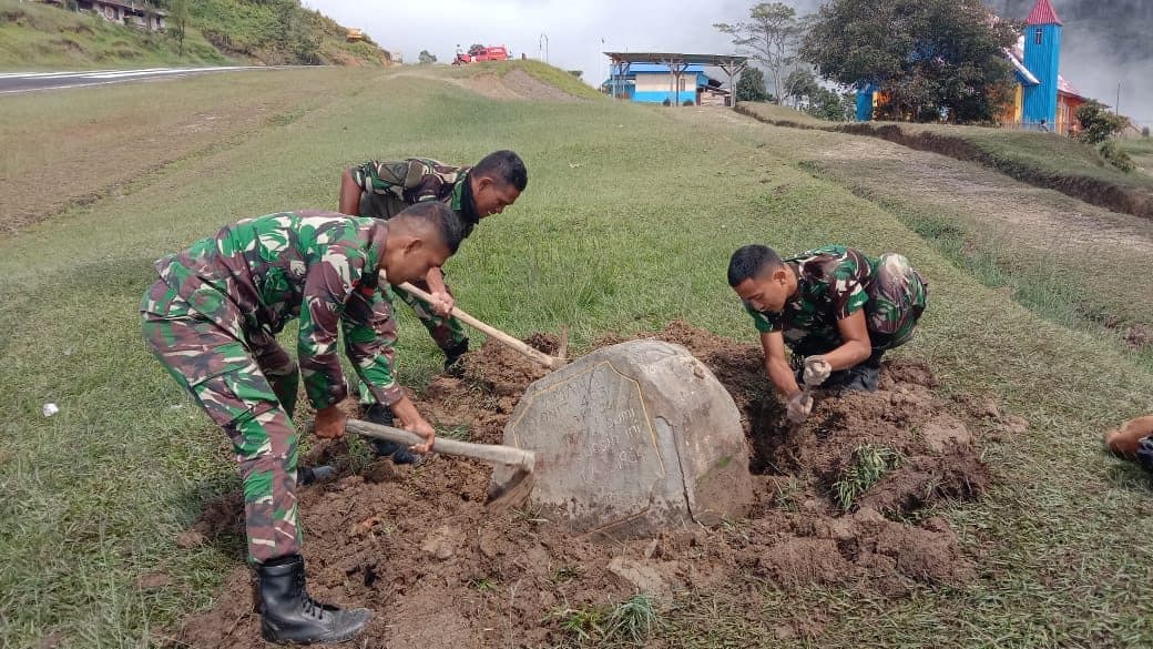 Satgas Yonif 403/WP Gotong Royong Angkat Batu Prasasti Peninggalan Sesepuh di Wilayah Perbatasan RI-PNG