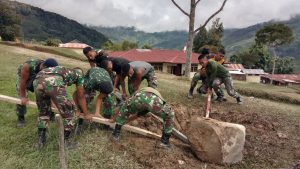 Satgas Yonif 403/WP Gotong Royong Angkat Batu Prasasti Peninggalan Sesepuh di Wilayah Perbatasan RI-PNG