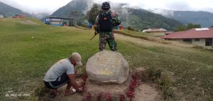 Satgas Yonif 403/WP Gotong Royong Angkat Batu Prasasti Peninggalan Sesepuh di Wilayah Perbatasan RI-PNG