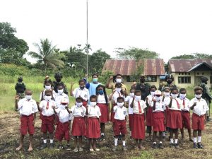 Menyambut Hari Kemerdekaan RI, TNI Berikan Hadiah Baju Seragam dan Perlengkapan Sekolah Siswa SD di Perbatasan RI-PNG