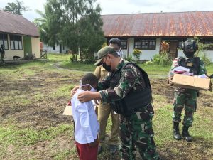 Menyambut Hari Kemerdekaan RI, TNI Berikan Hadiah Baju Seragam dan Perlengkapan Sekolah Siswa SD di Perbatasan RI-PNG
