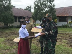 Menyambut Hari Kemerdekaan RI, TNI Berikan Hadiah Baju Seragam dan Perlengkapan Sekolah Siswa SD di Perbatasan RI-PNG