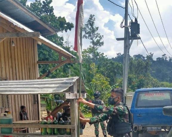 Sambut HUT RI Ke-76, Satgas Yonif 512/QY Bersama Masyarakat Kibarkan Merah Putih di Sepanjang Jalan Perbatasan