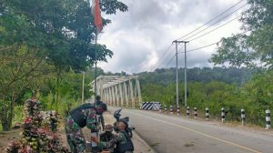 Sambut HUT RI Ke-76, Satgas Yonif 512/QY Bersama Masyarakat Kibarkan Merah Putih di Sepanjang Jalan Perbatasan