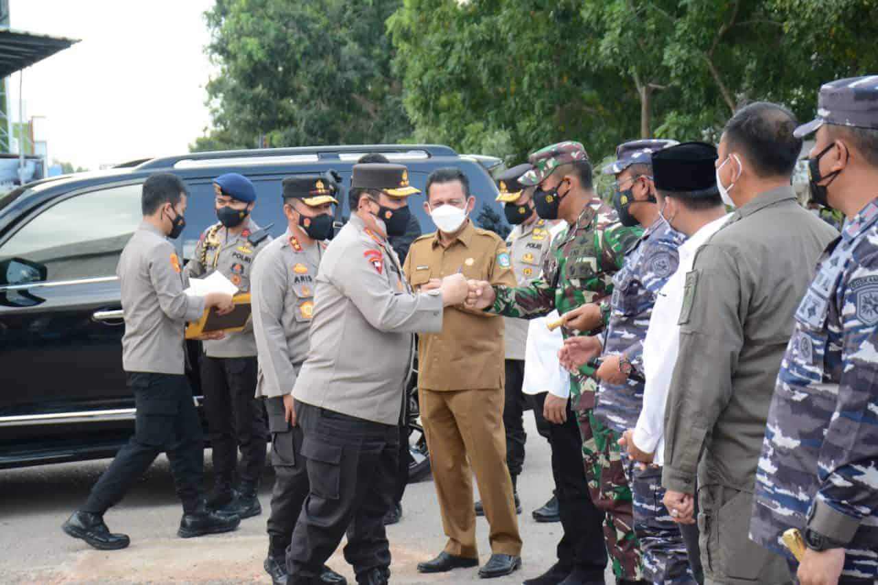 Danrem 033/Wira Pratama Dampingi Wakapolri Kunjungan ke Wilayah Batam dan Peninjauan Posko PPKM Serta Vaksinasi di Batam