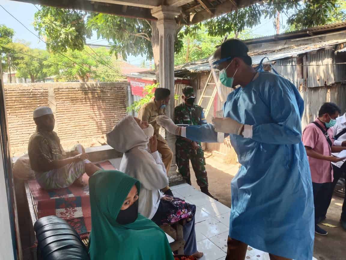 Dandim 1628/SB Pantau Vaksinasi Covid -19 dan Pengawasan Terhadap Pelaksanaan Tracing Contact Covid -19 dan Testing di Kecamatan Maluk