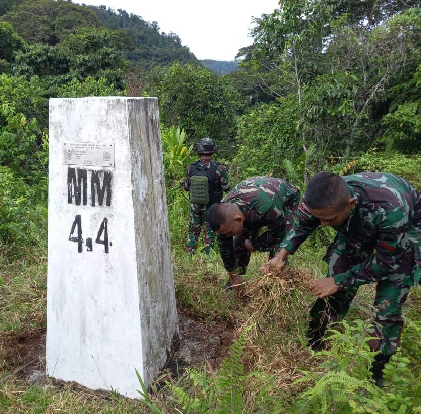 Sambut HUT Kemerdekaan RI ke-76, Satgas Yonif Mekanis 403/WP Laksanakan Patroli Patok di Wilayah Perbatasan RI-PNG