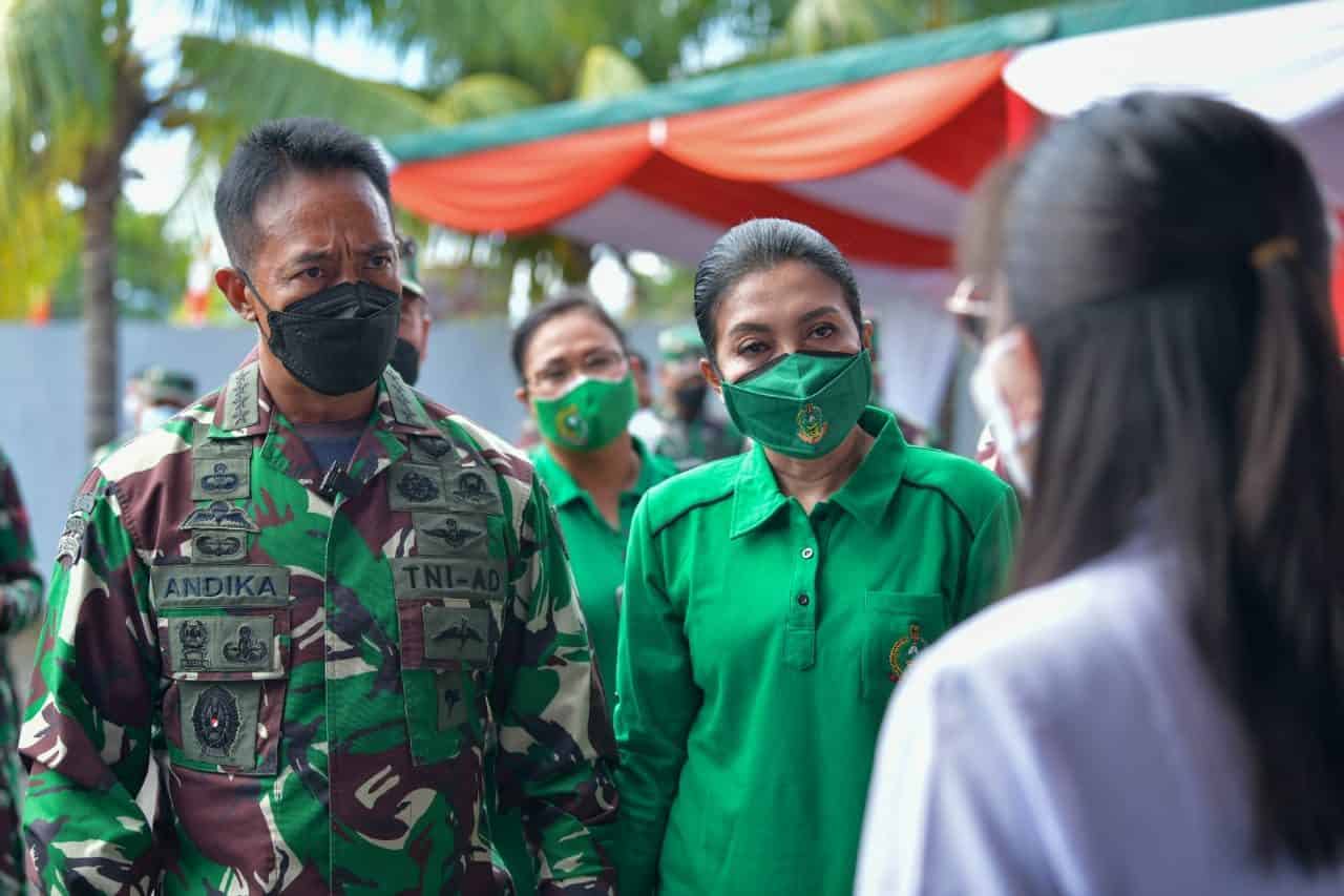 KASAD DIDAMPINGI IBU HETTY ANDIKA PERKASA MENGUNJUNGI RUMAH SAKIT TK. II WOLTER MONGINSIDI, MANADO, SULAWESI UTARA