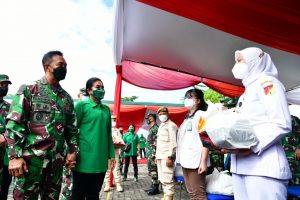 KASAD DIDAMPINGI IBU HETTY ANDIKA PERKASA MENGUNJUNGI RUMAH SAKIT TK. II WOLTER MONGINSIDI, MANADO, SULAWESI UTARA