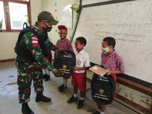 Semarakan HUT RI Ke 76, TNI Gelar Bakti Sosial dan Kibarkan Bendera Merah Putih Serentak di Papua