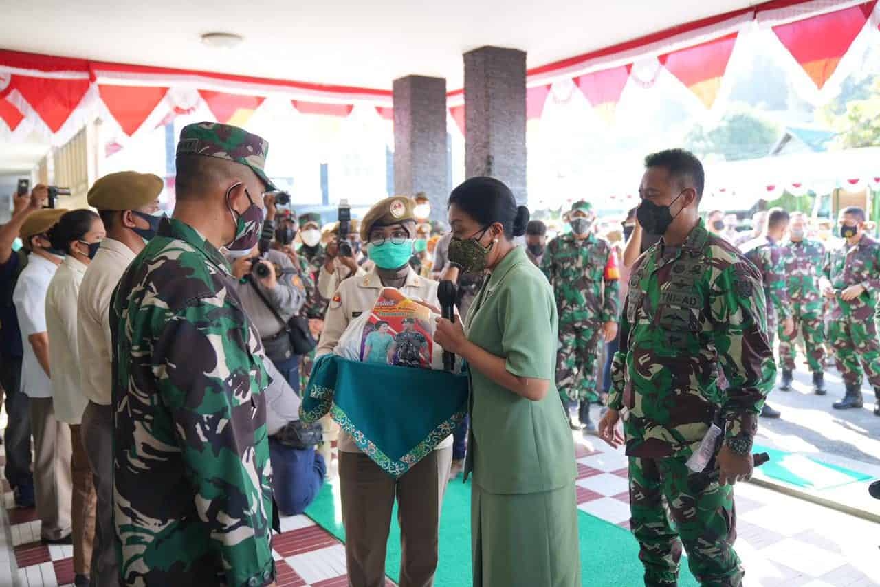 KASAD DIDAMPINGI IBU HETTY ANDIKA PERKASA MENGUNJUNGI RUMAH SAKIT Dr. R. HARDJANTO BALIKPAPAN KALIMANTAN TIMUR