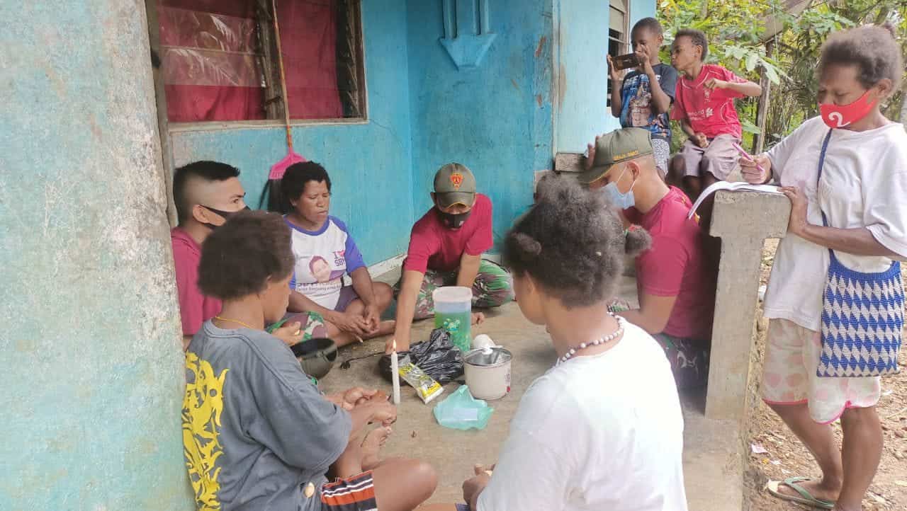 TNI Sosialisasikan Cara membuat Manisan Salak di Kampung Yowong Papua