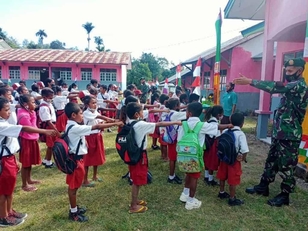 Satgas Yonarmed 6/3 Kostrad Ajak Siswa SD Khatolik Manusasi Gemar Minum Susu