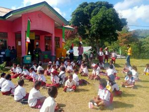 Satgas Yonarmed 6/3 Kostrad Ajak Siswa SD Khatolik Manusasi Gemar Minum Susu